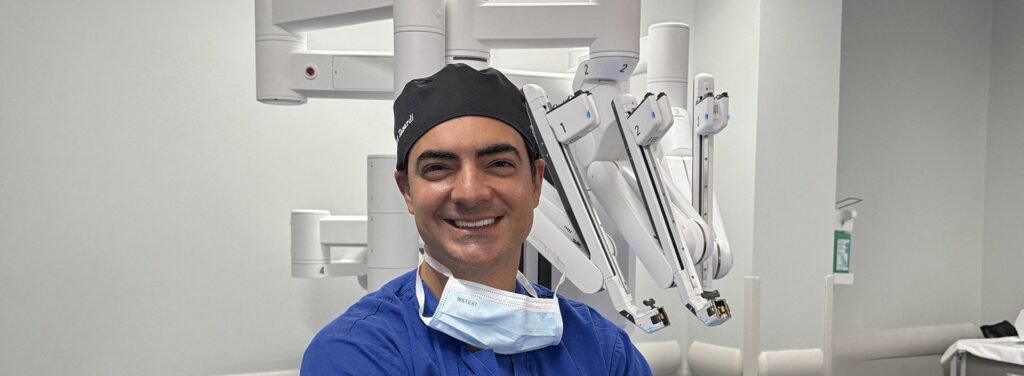 Dr. José Vitor Zanardi ao lado da plataforma de cirurgia robótica