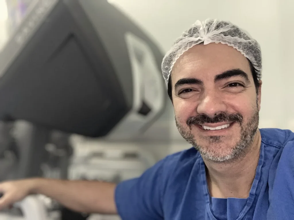 Dr. José Vitor Zanardi ao lado do console de cirurgia robótica
