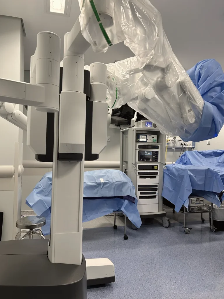 Sala cirúrgica preparada para cirurgia robótica
