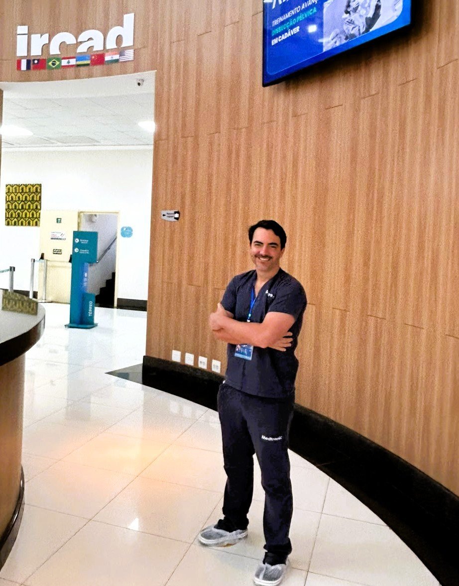 Dr. José Vitor Zanardi no IRCAD, durante treinamento avançado de dissecção pélvica em cadáver